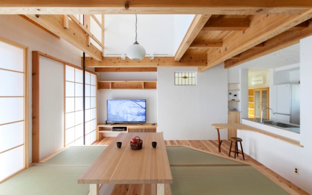 手づくりの家　自然素材　土間　足型　家族　　紅色弁柄　杉板貼り　登り棒　造作テーブル　大きな黒板　障子　続き間